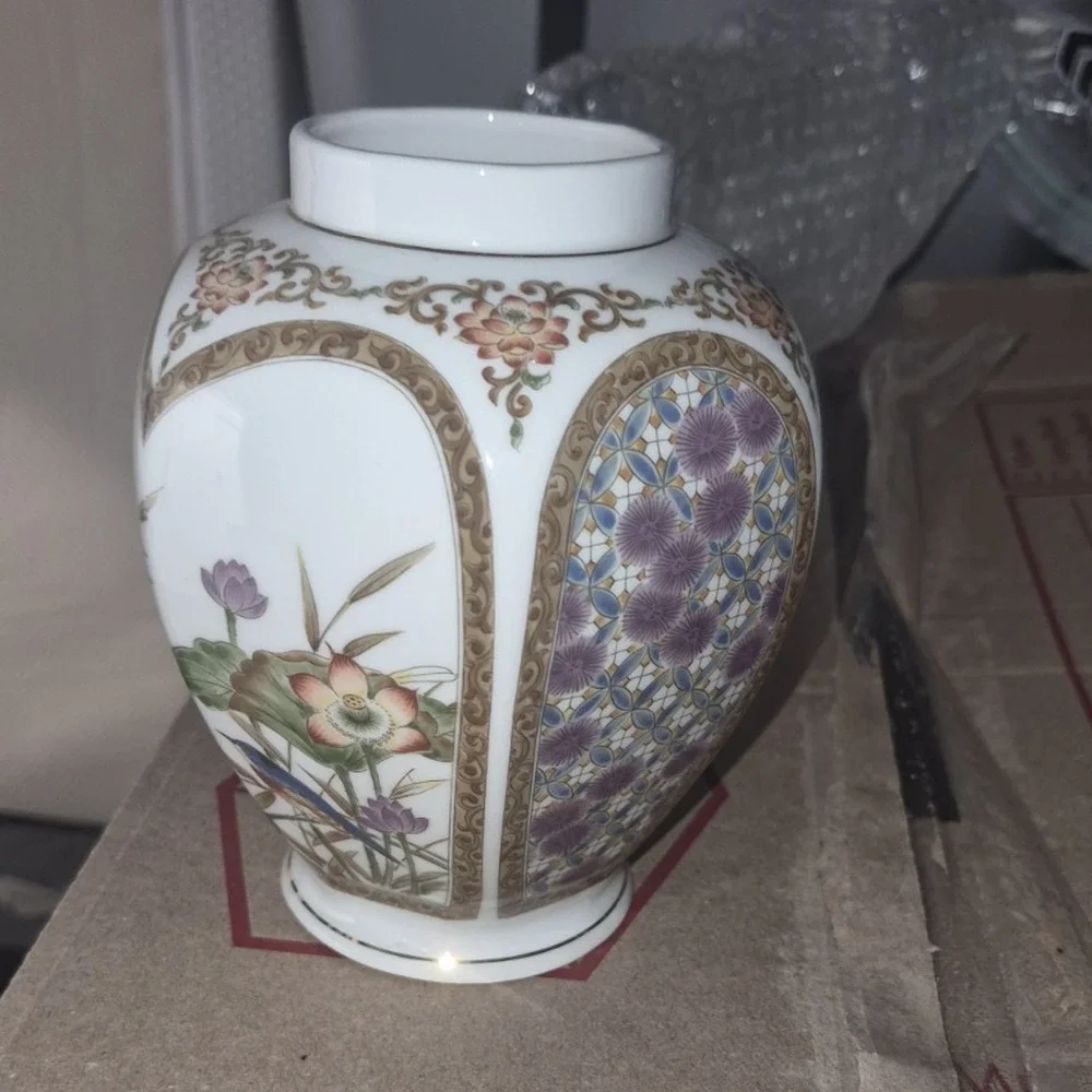 White Ceramic Lidded Vase/Urn Floral Pattern Round Glossy Decorative